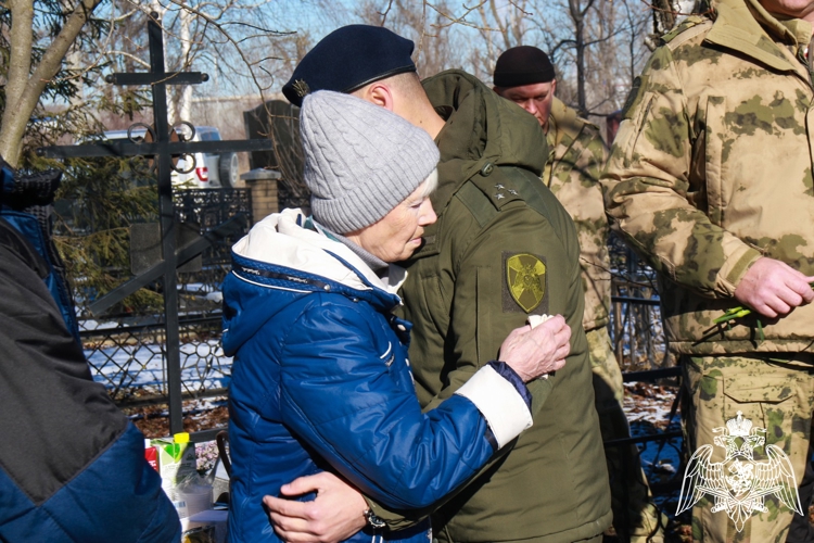 Сотрудники и ветераны Росгвардии почтили память погибшего при исполнении служебного долга боевого товарища