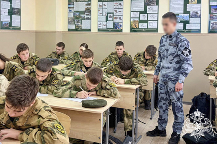 Ученики подшефного класса Росгвардии поддержали акцию «Письмо солдату»