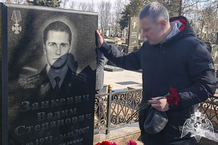 На Ставрополье росгвардейцы почтили память коллеги, погибшего при исполнении служебного долга