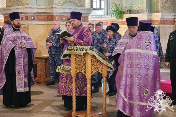В Ставрополе росгвардейцы приняли участие в молебне в день профессионального праздника