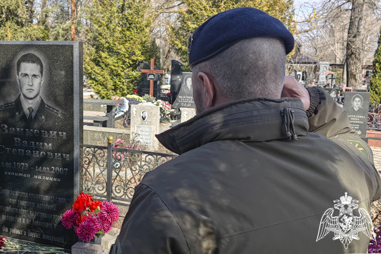 На Ставрополье росгвардейцы почтили память коллеги, погибшего при исполнении служебного долга