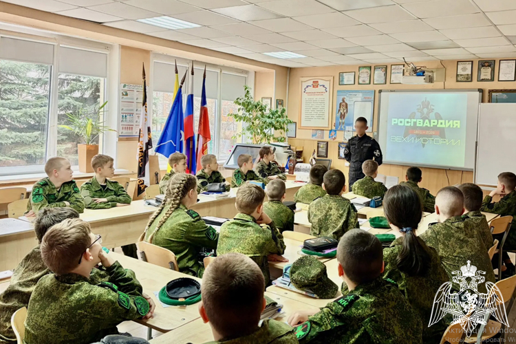 На Ставрополье росгвардеец провел для школьников занятие, посвященное 10-летию войск правопорядка