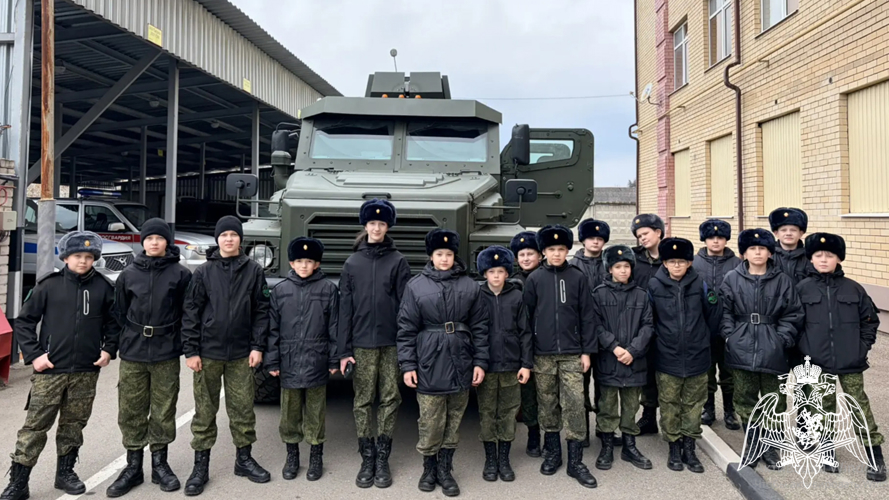 В Пятигорске сотрудники Росгвардии провели День открытых дверей для школьников и студентов