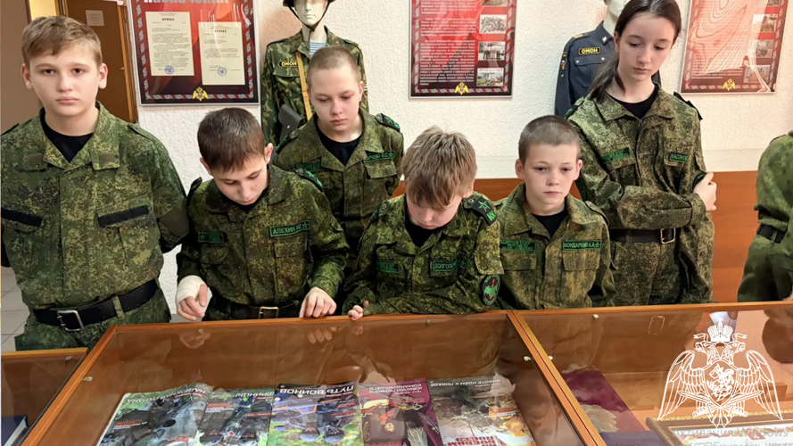 В Пятигорске сотрудники Росгвардии провели День открытых дверей для школьников и студентов