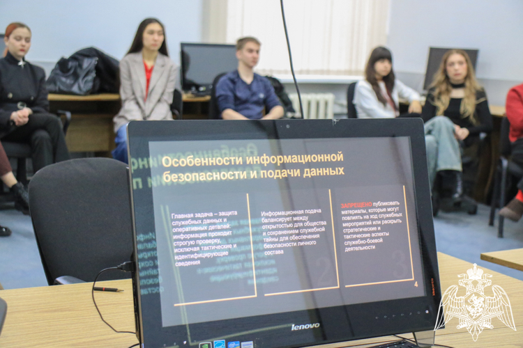 Офицер Росгвардии в Ставрополе провел занятие для будущих журналистов 