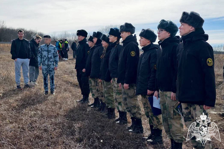  Сотрудник ОМОН «Машук» и подшефные кадеты покорили вершину горы Бештау 