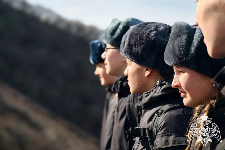  Сотрудник ОМОН «Машук» и подшефные кадеты покорили вершину горы Бештау 