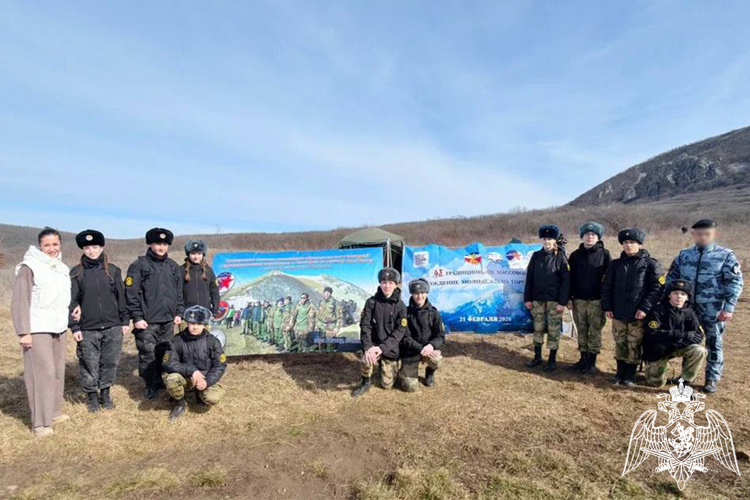  Сотрудник ОМОН «Машук» и подшефные кадеты покорили вершину горы Бештау 