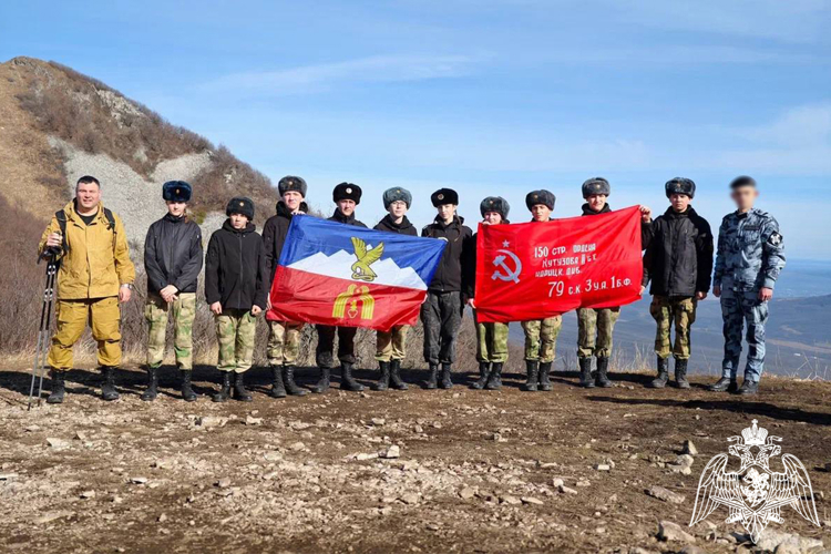  Сотрудник ОМОН «Машук» и подшефные кадеты покорили вершину горы Бештау 