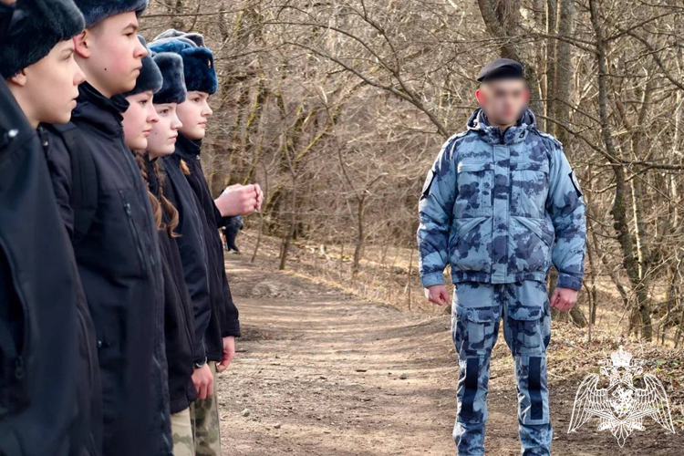  Сотрудник ОМОН «Машук» и подшефные кадеты покорили вершину горы Бештау 