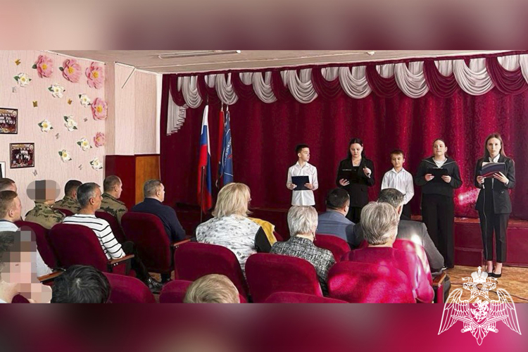 Сотрудники Росгвардии провели урок мужества для школьников 