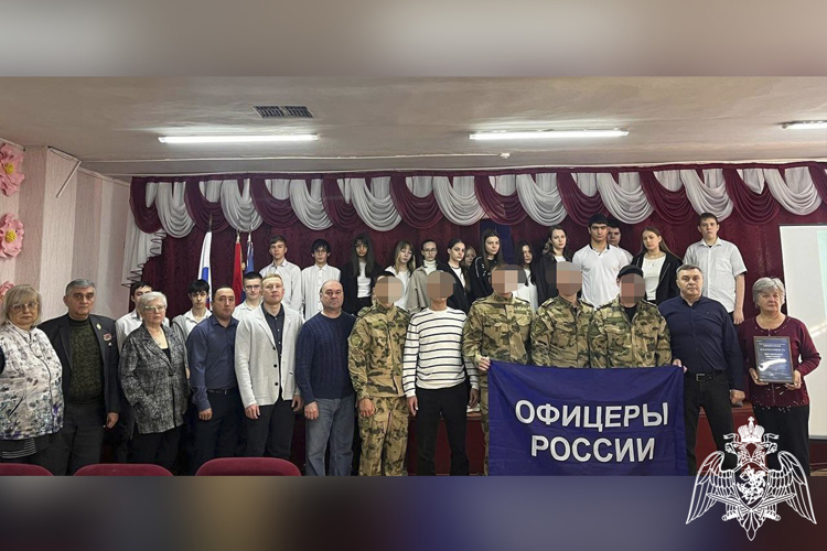 Сотрудники Росгвардии провели урок мужества для школьников 