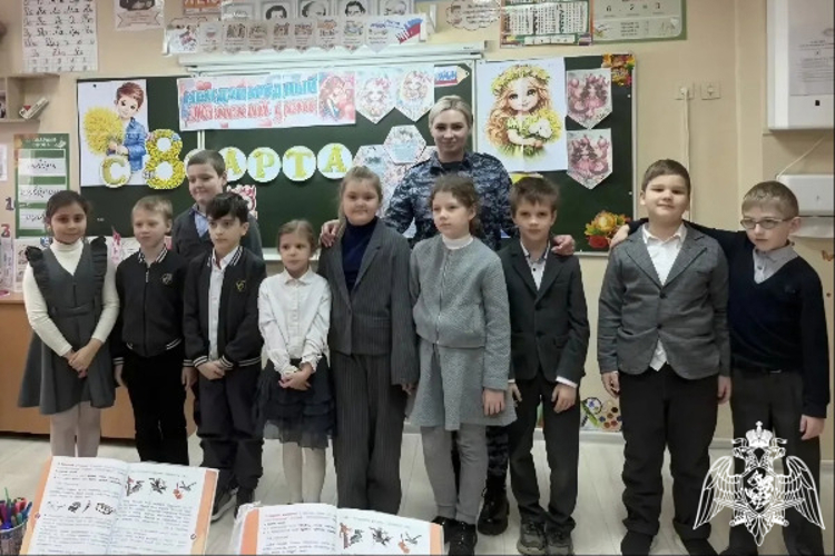 В преддверии юбилея войск правопорядка росгвардейцы Ставрополья провели цикл уроков Мужества для школьников 