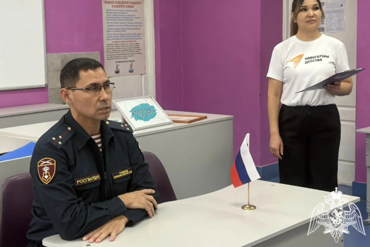 В преддверии юбилея войск правопорядка росгвардейцы Ставрополья провели цикл уроков Мужества для школьников 