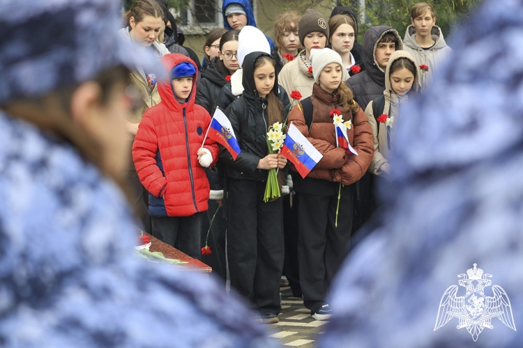 Сотрудники и военнослужащие Росгвардии почтили память жертв аварии на Чернобыльской АЭС