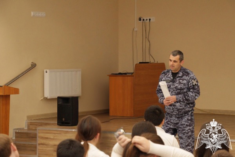 В Ставрополе росгвардейцы провели для гимназистов профилактическое занятие