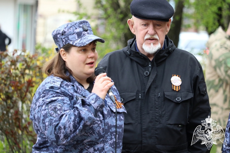  В Ставрополе росгвардейцы поздравили с наступающим Днем Победы ветерана Великой Отечественной войны