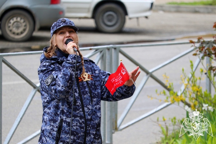  В Ставрополе росгвардейцы поздравили с наступающим Днем Победы ветерана Великой Отечественной войны
