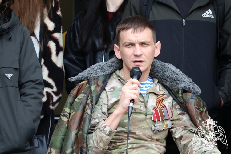  В Ставрополе росгвардейцы поздравили с наступающим Днем Победы ветерана Великой Отечественной войны