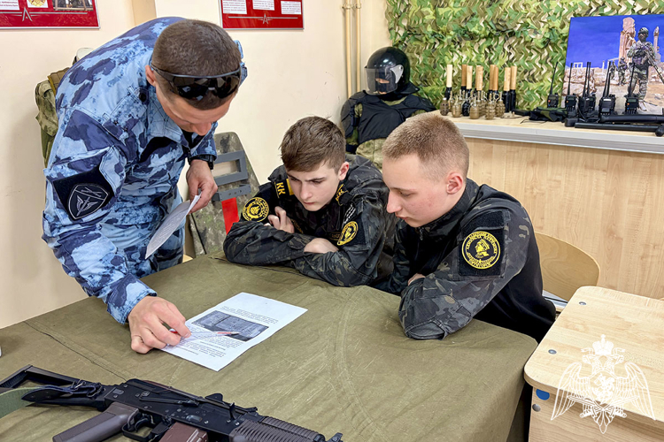 Сотрудники ОМОН «Машук» готовят кадетов к участию  в «Зарнице 2.0»