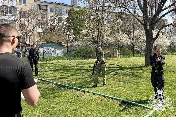 Сотрудники ОМОН «Машук» готовят кадетов к участию  в «Зарнице 2.0»