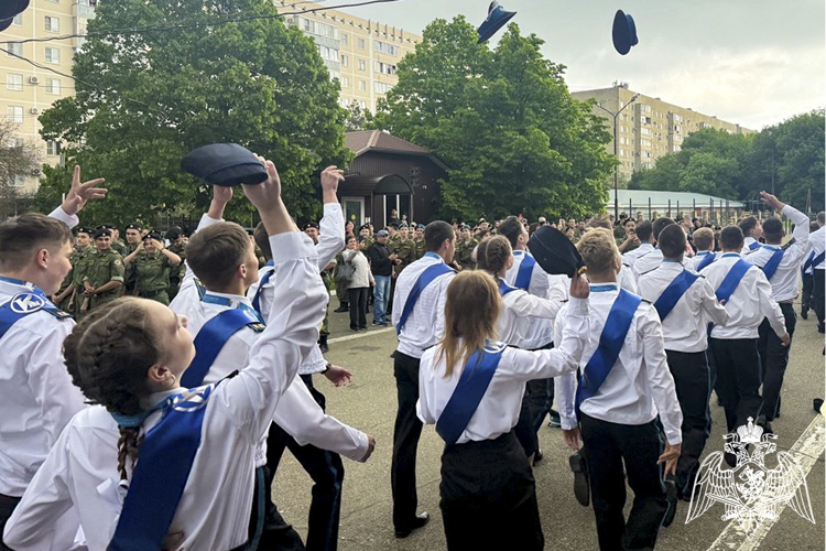 Офицер спецназа Росгвардии напутствовал выпускников ставропольской кадетской школы в День последнего звонка