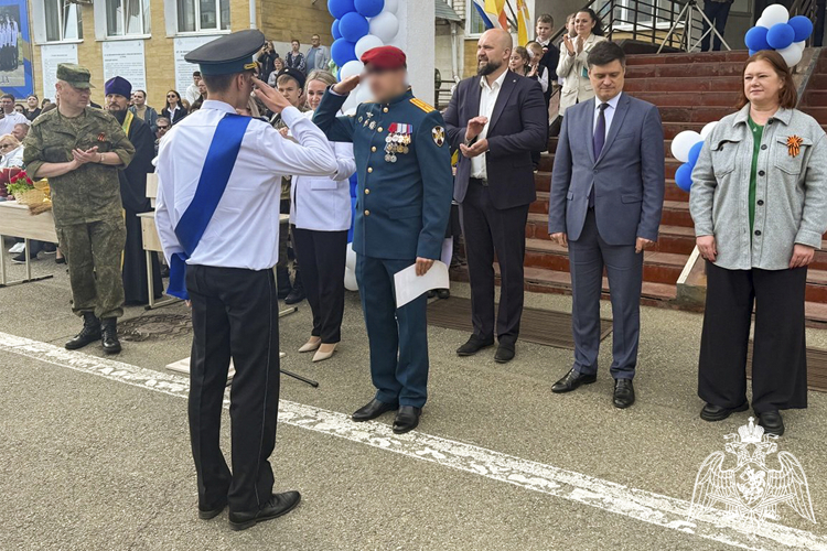 Офицер спецназа Росгвардии напутствовал выпускников ставропольской кадетской школы в День последнего звонка