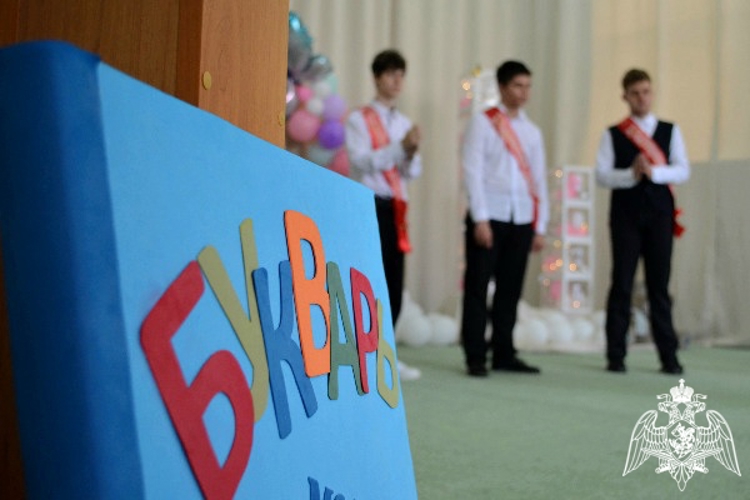 Росгвардейцы поздравили воспитанников подшефной школы-интерната с окончанием учебного года
