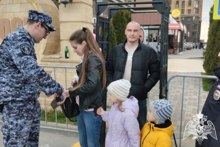 В Ставрополе росгвардейцы обеспечили правопорядок при открытии сезона фонтанов