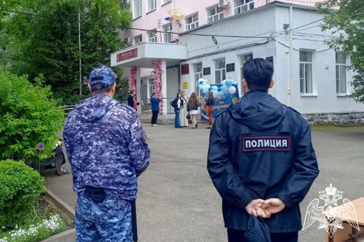   На Ставрополье росгвардейцы обеспечили безопасность праздничных мероприятий, посвященных завершению учебного года