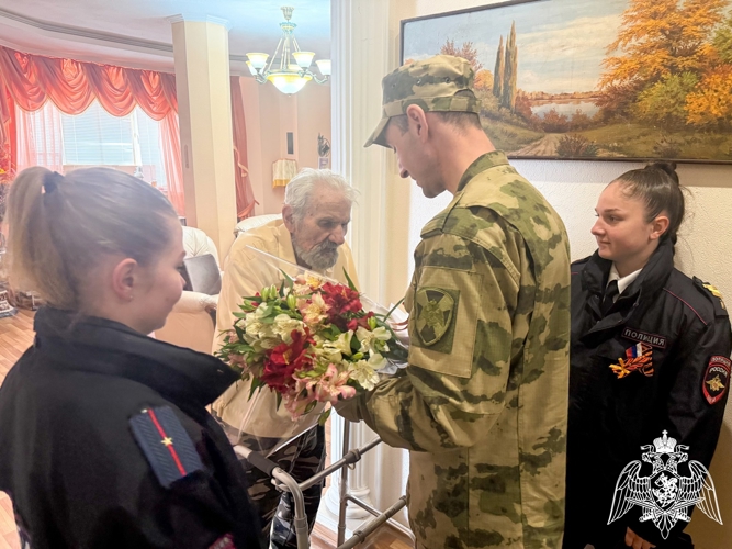  В Ставрополе росгвардейцы поздравили с наступающим Днем Победы ветерана Великой Отечественной войны