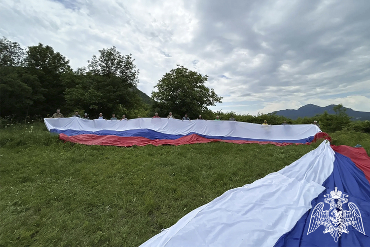 В Минеральных Водах сотрудники Росгвардии приняли участие в восхождении к памятнику героям ВОВ