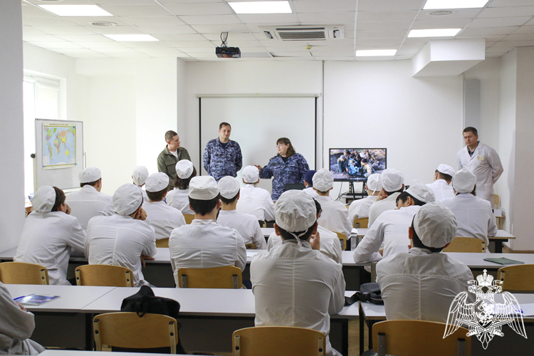 Росгвардейцы провели встречу со студентами медицинского колледжа в Ставрополе