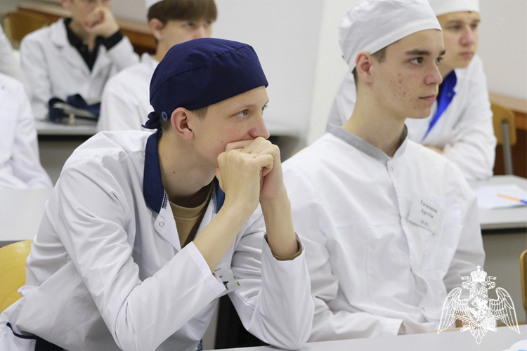 Росгвардейцы провели встречу со студентами медицинского колледжа в Ставрополе