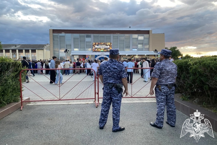 Росгвардейцы обеспечили безопасность выпускных вечеров на Ставрополье