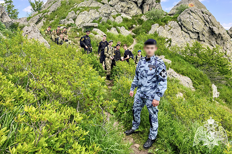 Подшефные кадеты Росгвардии совершили восхождение на гору Бештау в преддверии Дня России