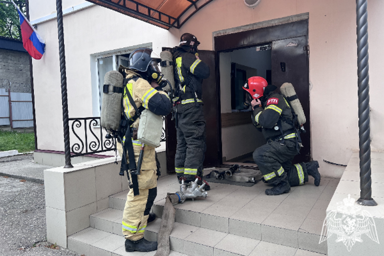 Пожарно-тактическое занятие сотрудников Росгвардии и МЧС прошло в Ессентуках