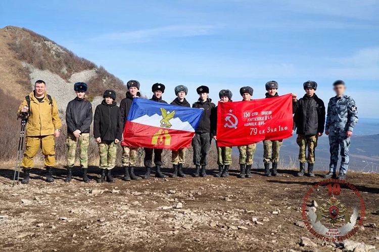  Сотрудник ОМОН «Машук» и подшефные кадеты покорили вершину горы Бештау 