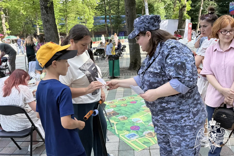  В Ставрополе росгвардейцы провели акцию «Ромашки на счастье» в парке Победы