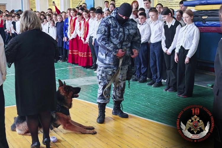   В Минеральных Водах росгвардейцы провели урок Мужества для старшеклассников