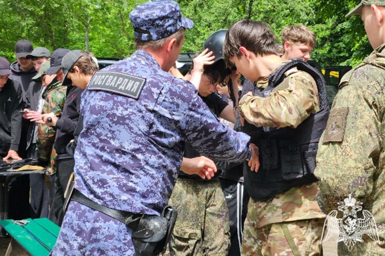 На Ставрополье росгвардейцы провели акцию «Каникулы с Росгвардией» в детском лагере