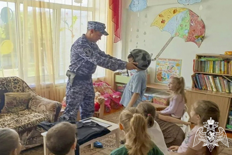 В селе Дивное сотрудники вневедомственной охраны Росгвардии провели мероприятие для дошкольников в рамках акции «Каникулы с Росгвардией»