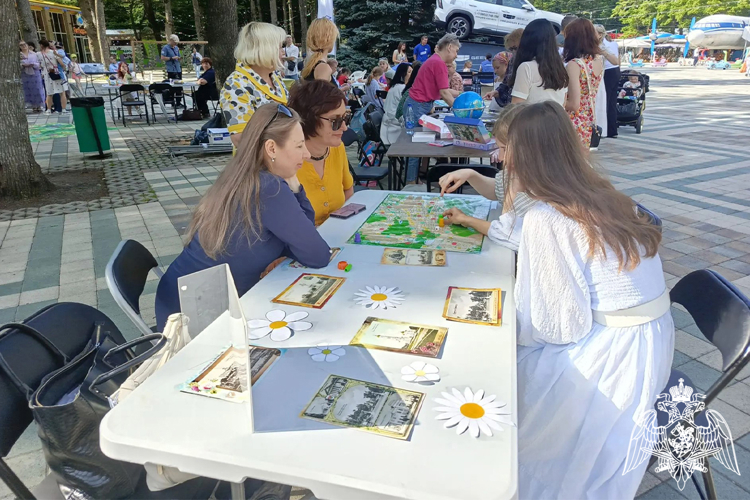  В Ставрополе росгвардейцы провели акцию «Ромашки на счастье» в парке Победы