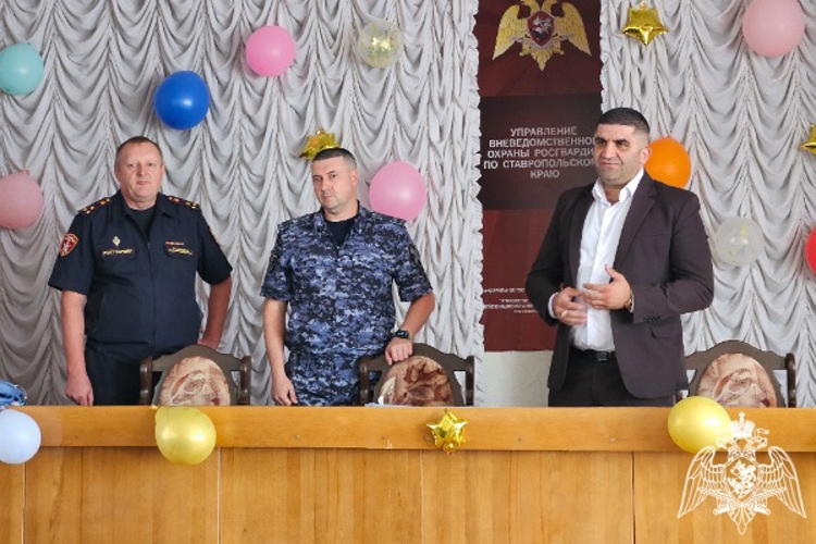 Представители Росгвардии поздравили юных ставропольцев с Днем знаний