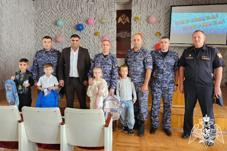 Представители Росгвардии поздравили юных ставропольцев с Днем знаний