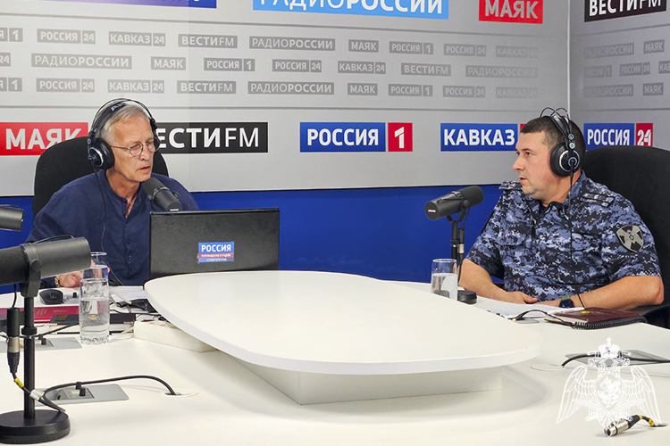 Представители Росгвардии приняли участие в прямой линии по вопросам антитеррористической безопасности школ