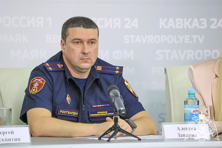 В Ставрополе офицер Росгвардии стал участником пресс-конференции по вопросам подготовки школ к учебному году