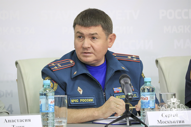 В Ставрополе офицер Росгвардии стал участником пресс-конференции по вопросам подготовки школ к учебному году