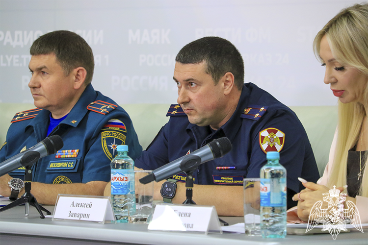 В Ставрополе офицер Росгвардии стал участником пресс-конференции по вопросам подготовки школ к учебному году