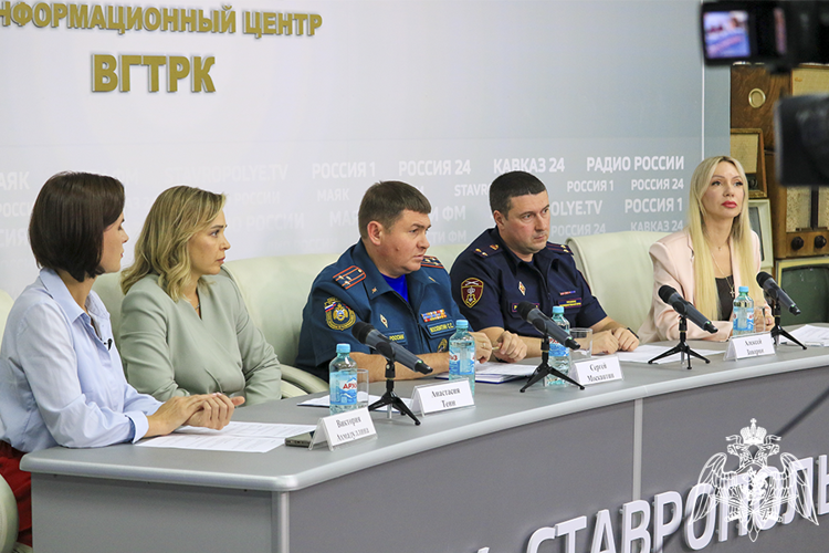 В Ставрополе офицер Росгвардии стал участником пресс-конференции по вопросам подготовки школ к учебному году